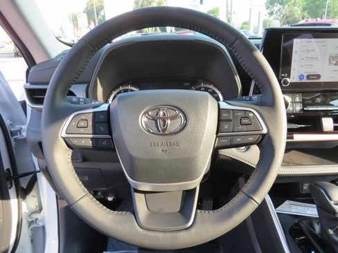 New 2025 Toyota Highlander LE image 37