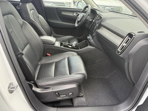 Used 2023 Volvo XC40 B5 Plus image 11