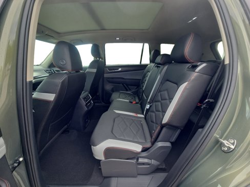 New 2025 Volkswagen Atlas Peak Edition SE image 3