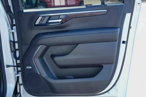 Used 2025 Chevrolet Suburban Z71 image 25