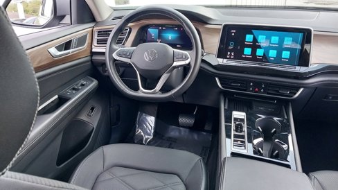 Used 2025 Volkswagen Atlas SE image 15