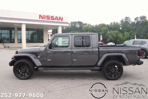 Used 2025 Jeep Gladiator Sport image 4