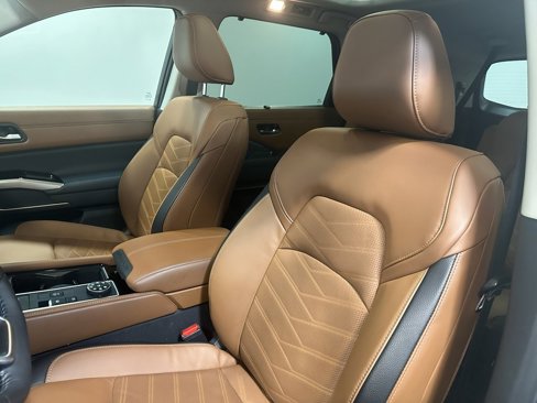 Used 2024 Nissan Pathfinder Platinum image 9