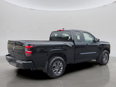 Used 2025 Nissan Frontier SV image 7