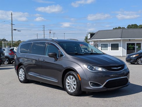 Used 2019 Chrysler Pacifica Touring-L image 7