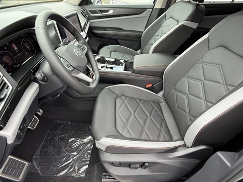 New 2025 Volkswagen Atlas Peak Edition SE image 16