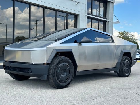 Used 2024 Tesla Cybertruck AWD Crew Cab image 4