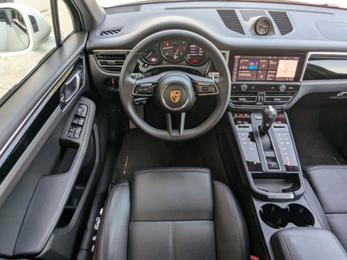 Certified 2025 Porsche Macan image 15