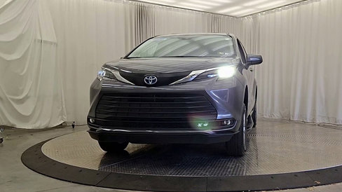 Used 2025 Toyota Sienna XLE image 4