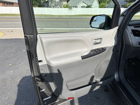Used 2018 Toyota Sienna LE image 12