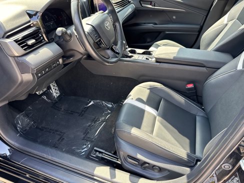 Used 2025 Toyota Camry SE image 9