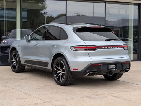 Certified 2025 Porsche Macan image 3