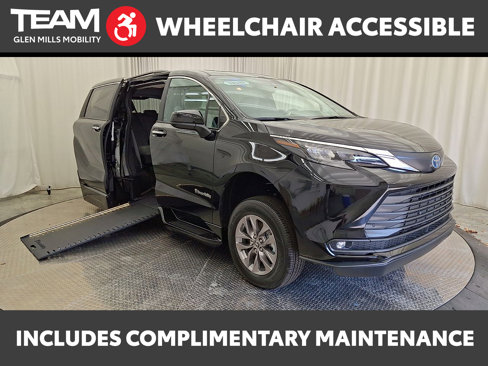 Used 2025 Toyota Sienna XLE image 1