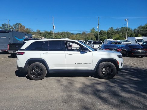 Used 2023 Jeep Grand Cherokee Altitude image 4