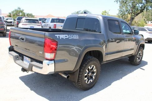 Used 2017 Toyota Tacoma TRD Off-Road image 4