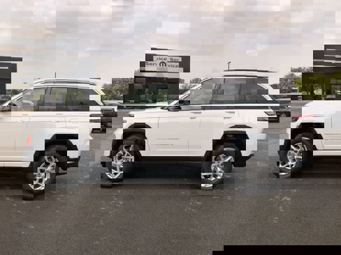 New 2025 Jeep Grand Cherokee Laredo image 11
