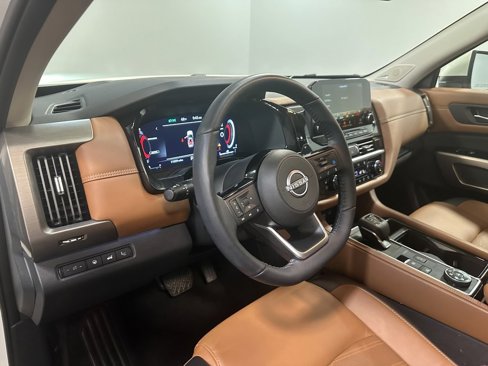 Used 2024 Nissan Pathfinder Platinum image 8
