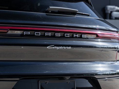 Used 2025 Porsche Cayenne image 14