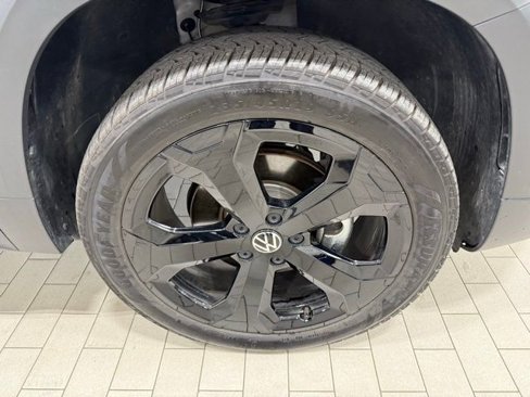 Certified 2025 Volkswagen Taos SE image 31