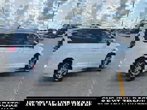 New 2025 Chrysler Pacifica Select image 7