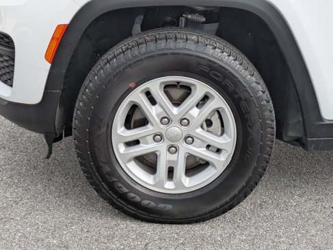 Used 2024 Jeep Grand Cherokee Laredo image 11