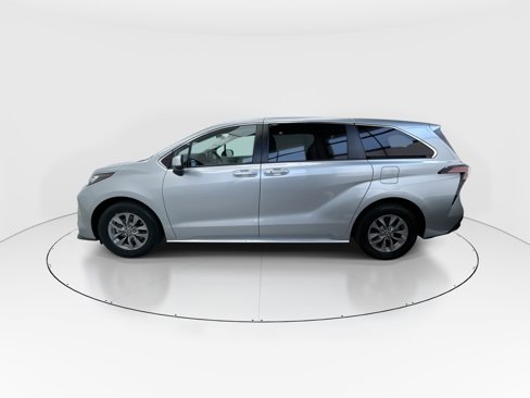Used 2022 Toyota Sienna LE image 5