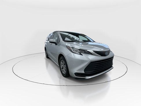 Used 2022 Toyota Sienna LE image 2