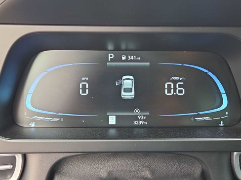 Certified 2025 Hyundai Elantra SE image 32