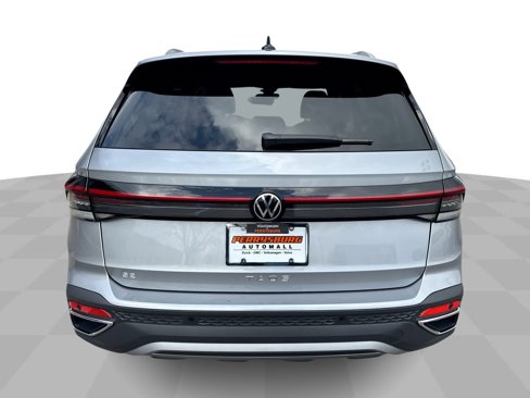 Certified 2025 Volkswagen Taos SE image 7