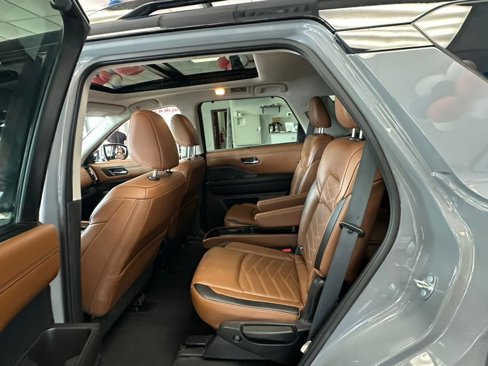 Used 2023 Nissan Pathfinder Platinum w/ Black Appearance Package image 37