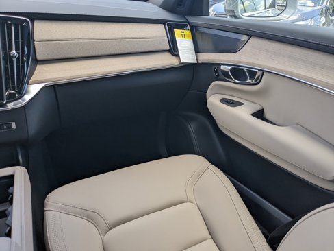 New 2025 Volvo XC90 T8 Plus w/ Protection Package Premier image 18