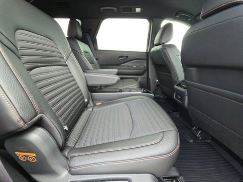 Used 2025 Nissan Pathfinder Rock Creek image 17