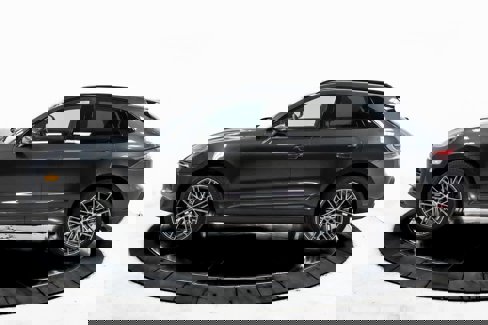 Certified 2025 Porsche Macan image 2