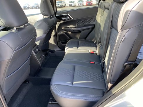 New 2025 Mitsubishi Outlander 4WD Plug-In Hybrid image 7