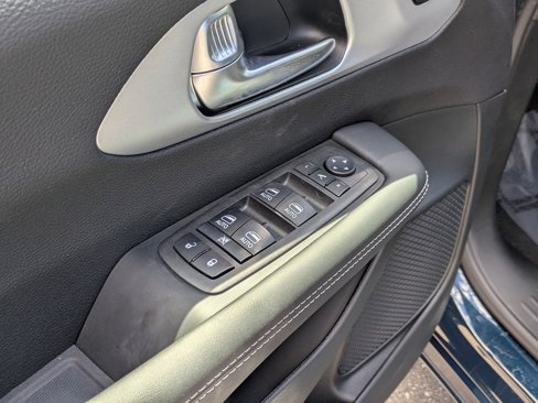New 2025 Chrysler Pacifica Limited image 17