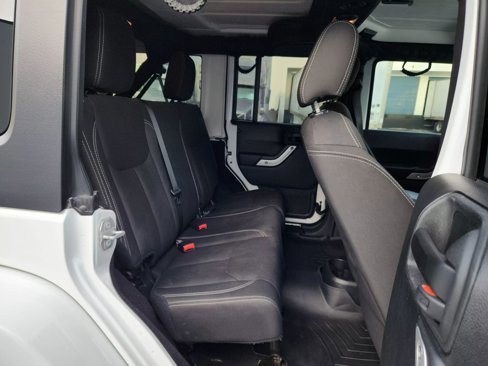Used 2018 Jeep Wrangler Unlimited Sahara w/ Connectivity Group image 16