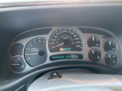 Used 2004 GMC Yukon Denali image 12