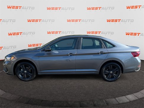 Used 2023 Volkswagen Jetta SE image 2