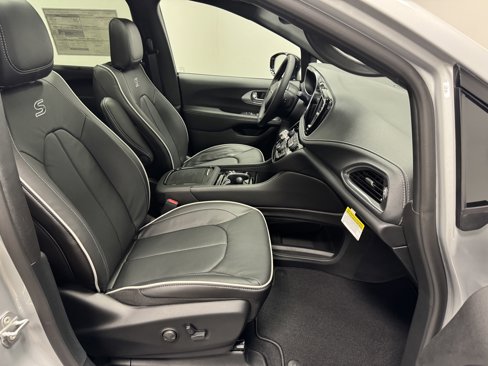 New 2026 Chrysler Pacifica Limited image 18