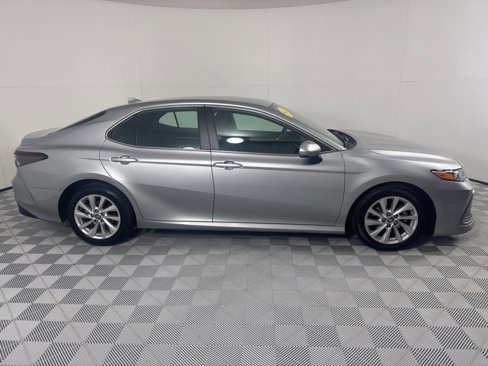 Used 2022 Toyota Camry LE image 4