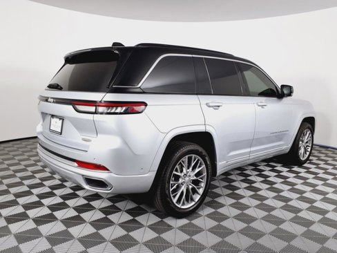 Used 2024 Jeep Grand Cherokee Summit w/ Luxury Tech Group V image 4