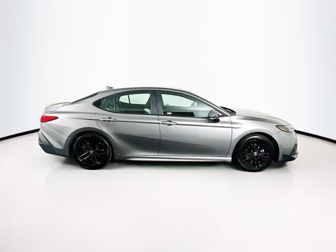 Used 2025 Toyota Camry SE image 10