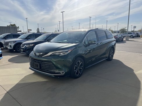 Used 2025 Toyota Sienna Platinum image 2