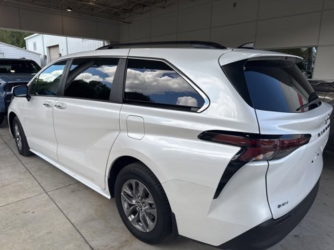 Used 2025 Toyota Sienna XLE image 2