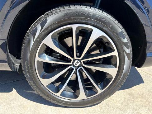 Used 2023 Bentley Bentayga image 14