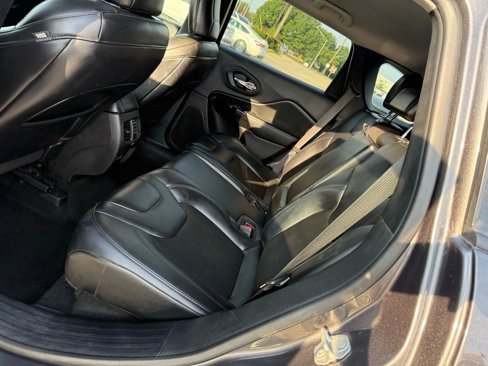 Used 2021 Jeep Cherokee Latitude Plus image 11