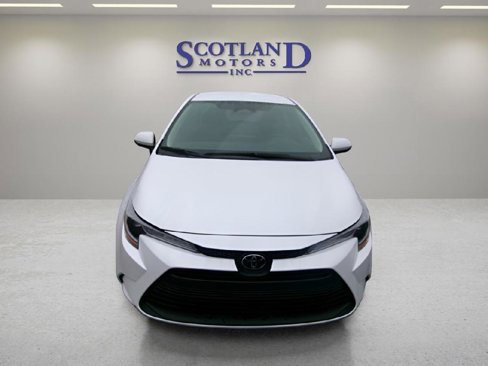 Used 2025 Toyota Corolla LE image 3