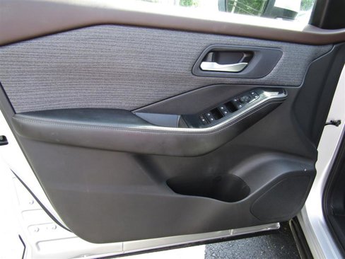 Used 2022 Nissan Rogue SV image 9
