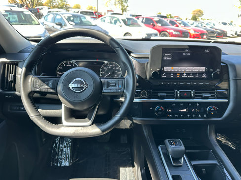 Used 2023 Nissan Pathfinder SL image 3