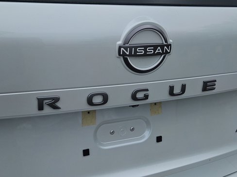 Used 2025 Nissan Rogue S image 5